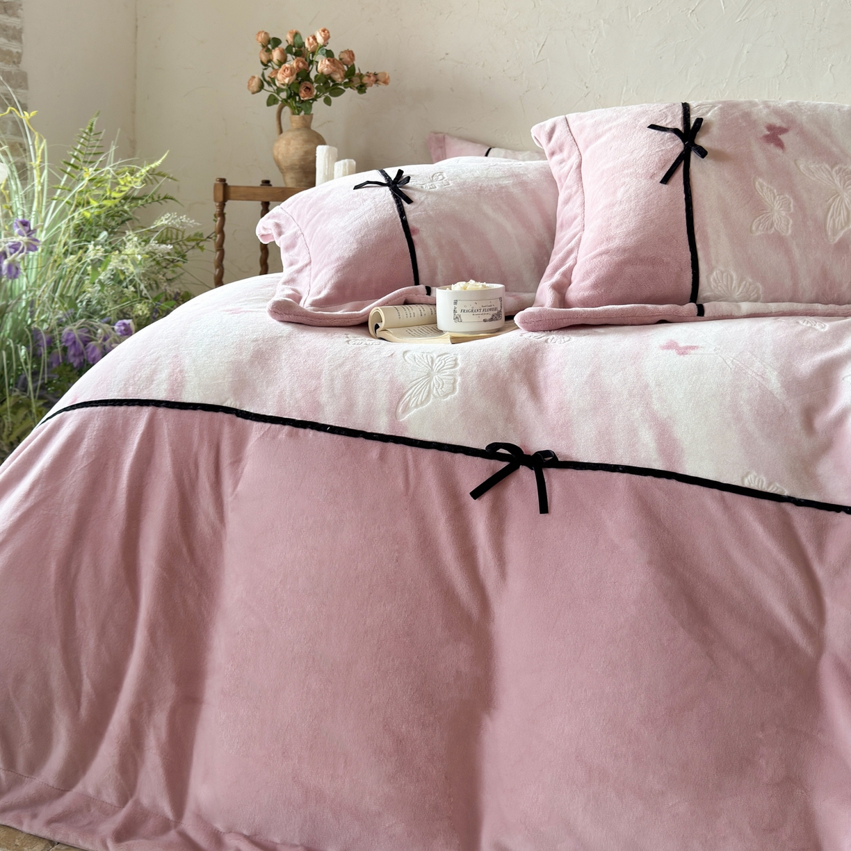 91家纺网 家纺一手货源 找家纺 纯优家纺 2025新款黑色小蝴蝶结雕花牛奶绒四件套-境花蝶梦 境花蝶梦-粉色