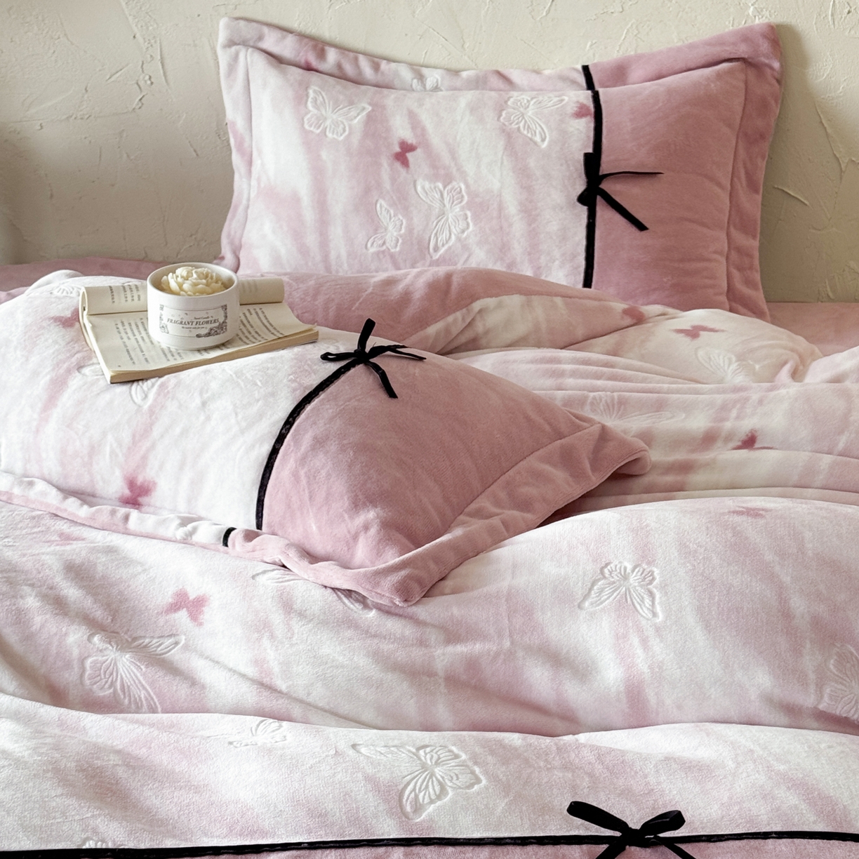 91家纺网 家纺一手货源 找家纺 纯优家纺 2025新款黑色小蝴蝶结雕花牛奶绒四件套-境花蝶梦 境花蝶梦-粉色