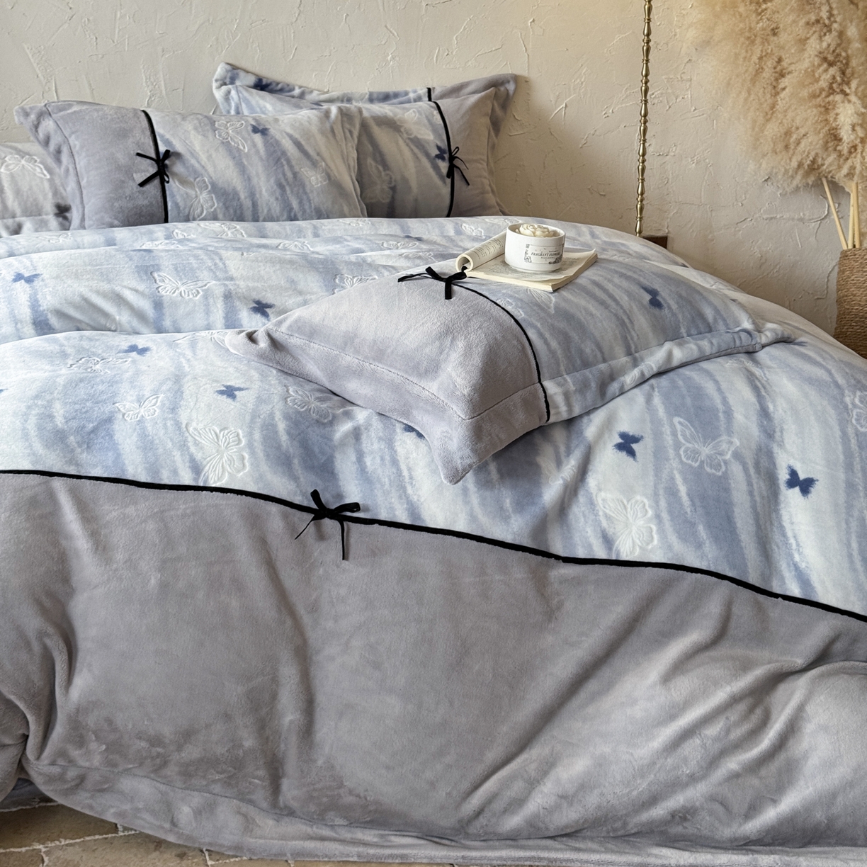 91家纺网 家纺一手货源 找家纺 （总）纯优家纺 2025新款黑色小蝴蝶结雕花牛奶绒四件套-境花蝶梦