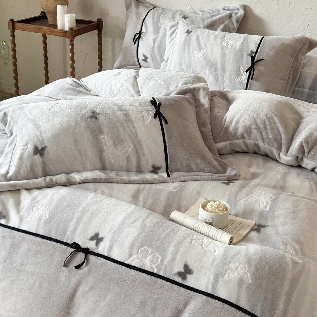 91家纺网 家纺一手货源 找家纺 纯优家纺 2025新款黑色小蝴蝶结雕花牛奶绒四件套-境花蝶梦 境花蝶梦-灰