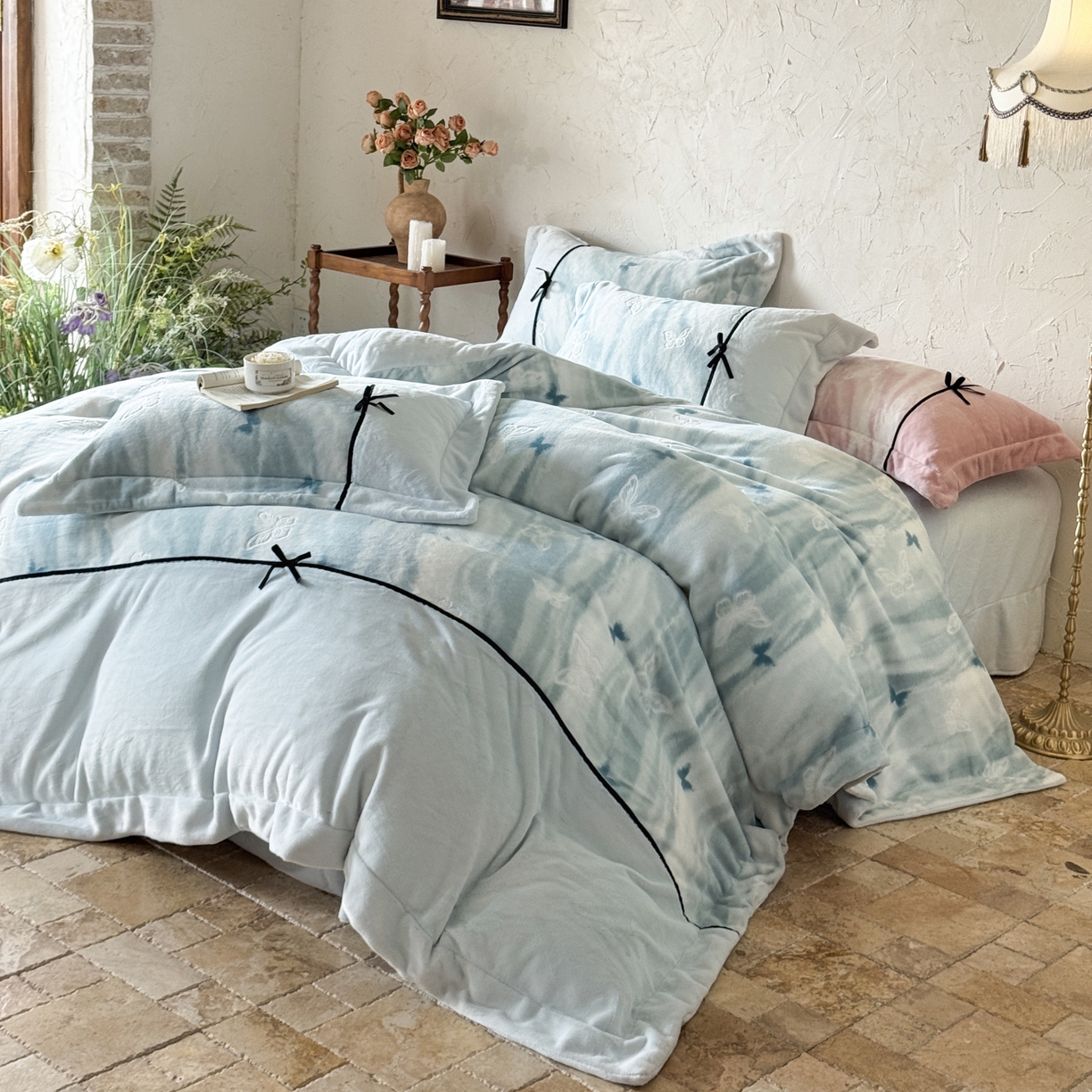 91家纺网 家纺一手货源 找家纺 纯优家纺 2025新款黑色小蝴蝶结雕花牛奶绒四件套-境花蝶梦 境花蝶梦-浅绿