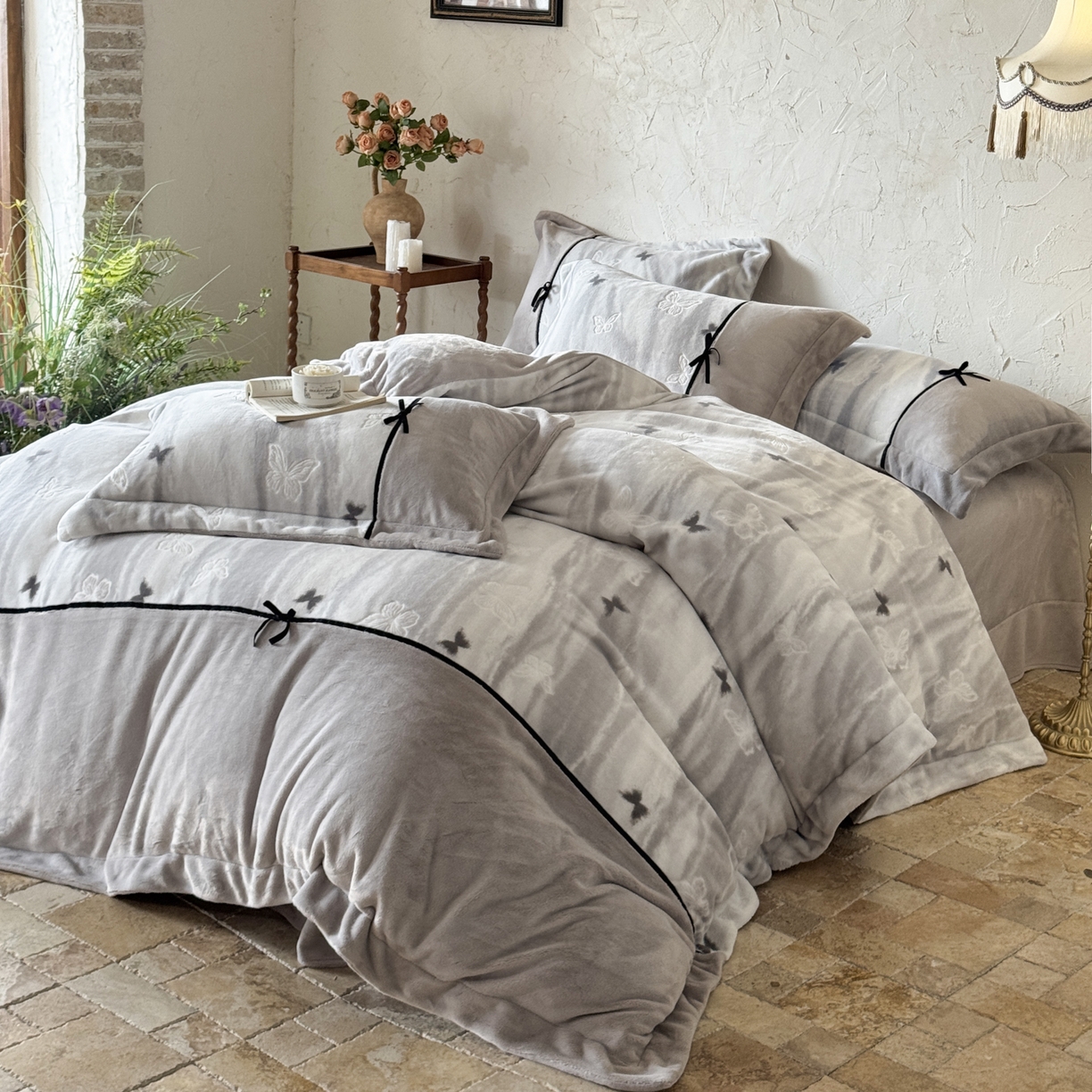 91家纺网 家纺一手货源 找家纺 纯优家纺 2025新款黑色小蝴蝶结雕花牛奶绒四件套-境花蝶梦 境花蝶梦-灰