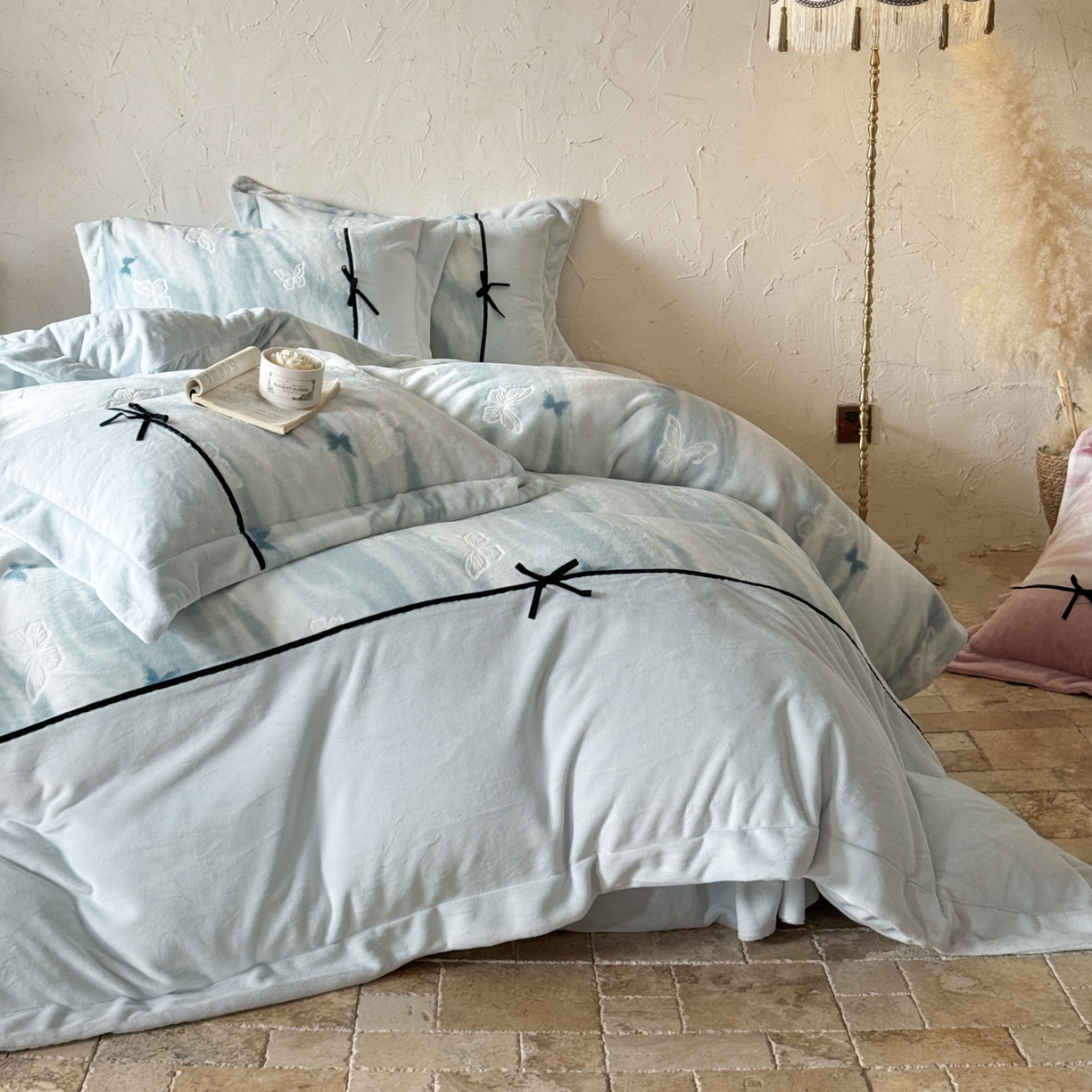 91家纺网 家纺一手货源 找家纺 纯优家纺 2025新款黑色小蝴蝶结雕花牛奶绒四件套-境花蝶梦 境花蝶梦-浅绿