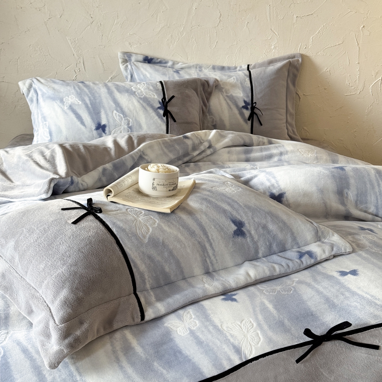 91家纺网 家纺一手货源 找家纺 （总）纯优家纺 2025新款黑色小蝴蝶结雕花牛奶绒四件套-境花蝶梦