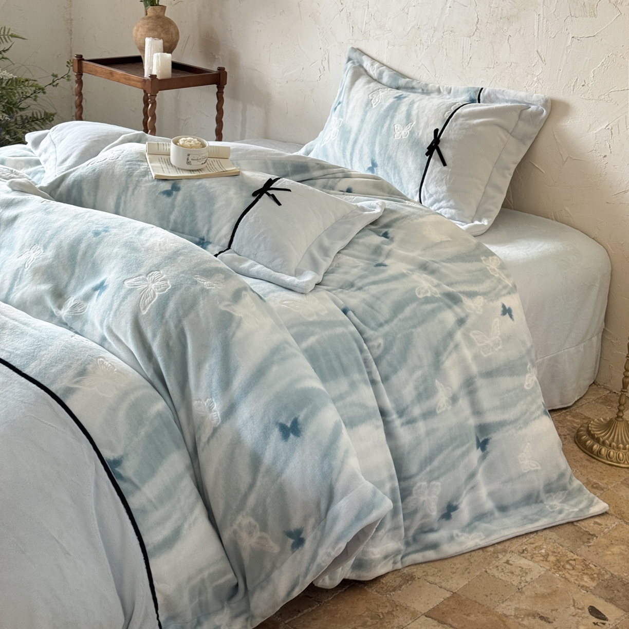 91家纺网 家纺一手货源 找家纺 纯优家纺 2025新款黑色小蝴蝶结雕花牛奶绒四件套-境花蝶梦 境花蝶梦-浅绿