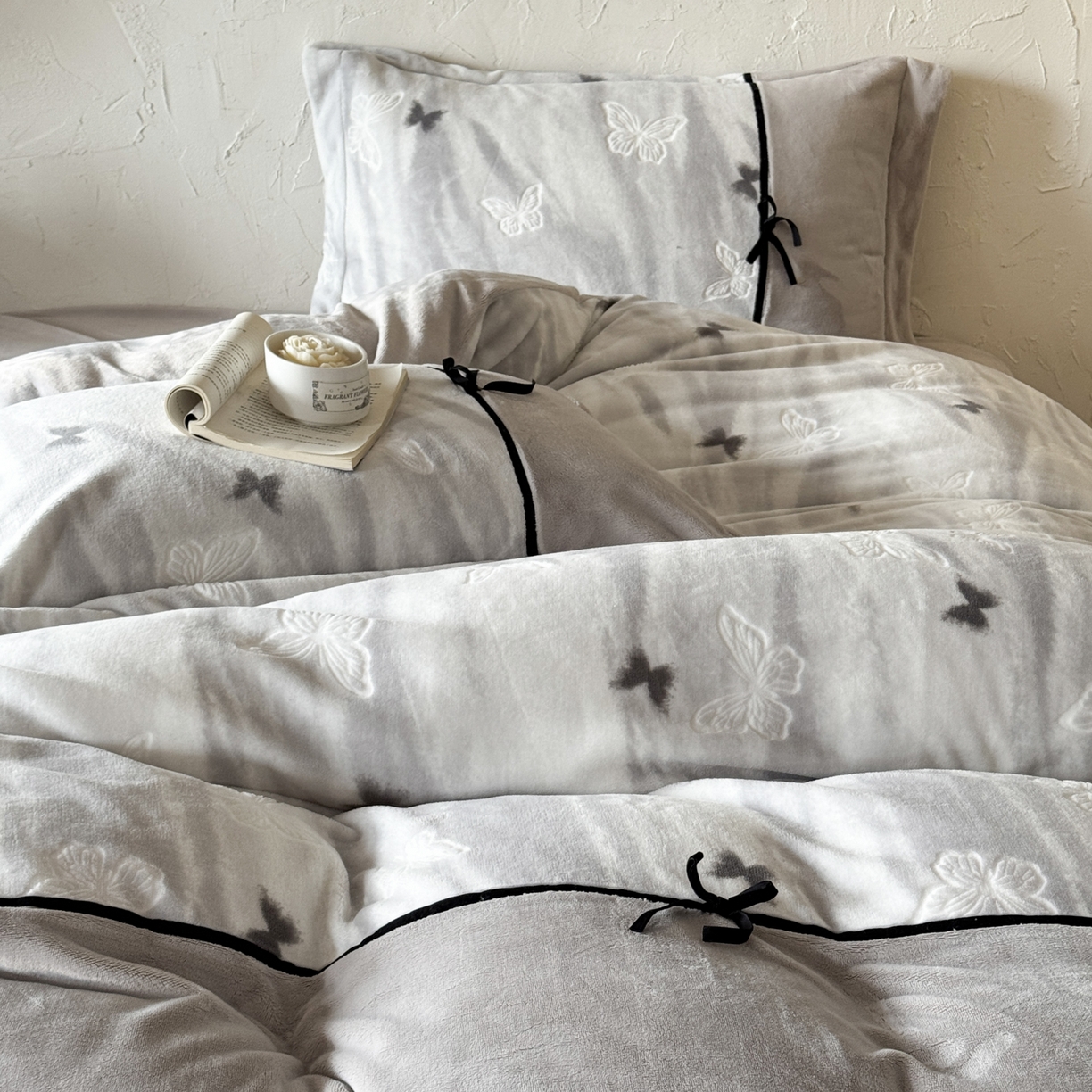 91家纺网 家纺一手货源 找家纺 纯优家纺 2025新款黑色小蝴蝶结雕花牛奶绒四件套-境花蝶梦 境花蝶梦-灰