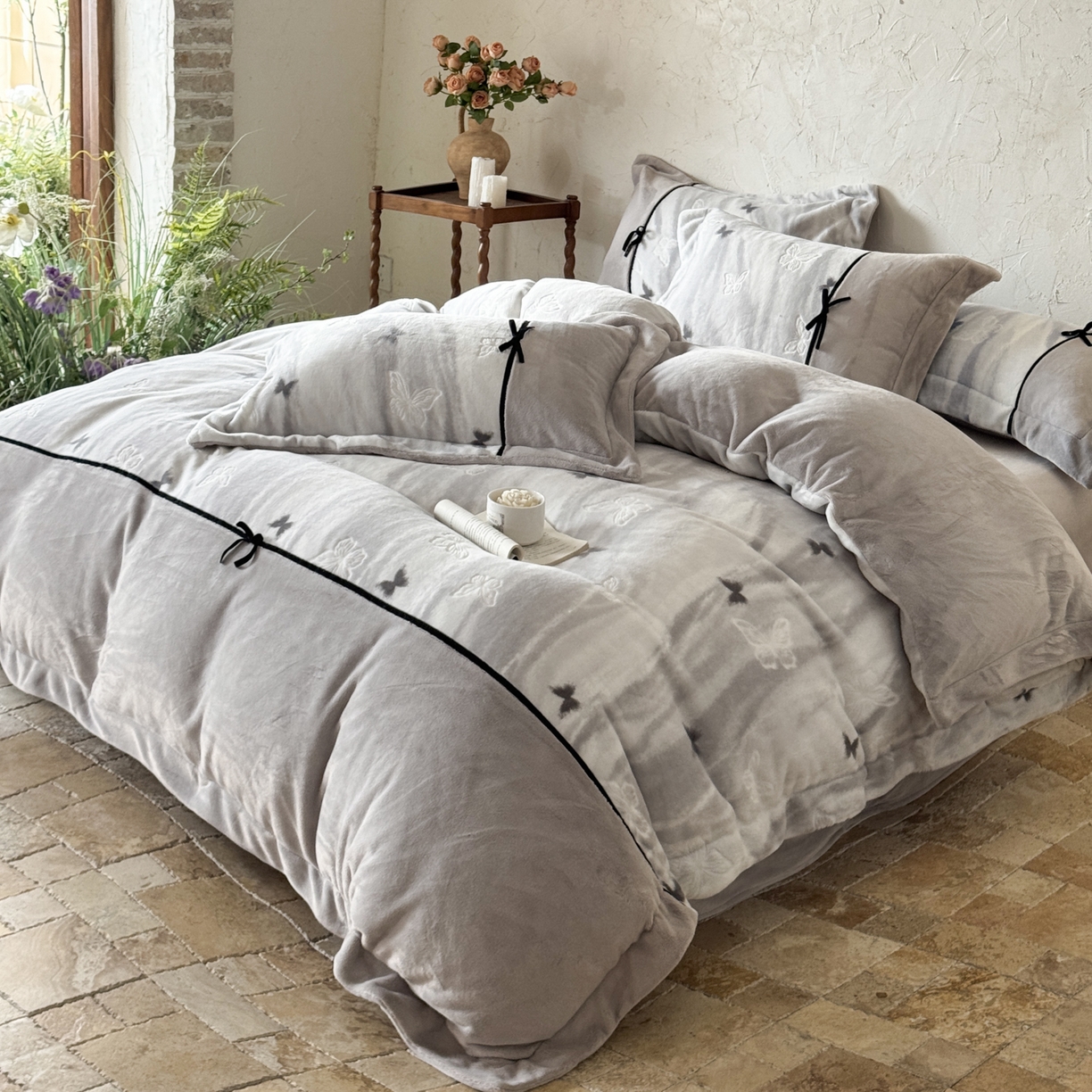 91家纺网 家纺一手货源 找家纺 纯优家纺 2025新款黑色小蝴蝶结雕花牛奶绒四件套-境花蝶梦 境花蝶梦-灰