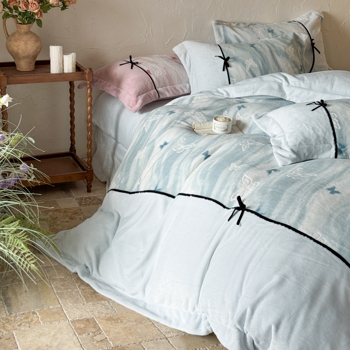 91家纺网 家纺一手货源 找家纺 纯优家纺 2025新款黑色小蝴蝶结雕花牛奶绒四件套-境花蝶梦 境花蝶梦-浅绿