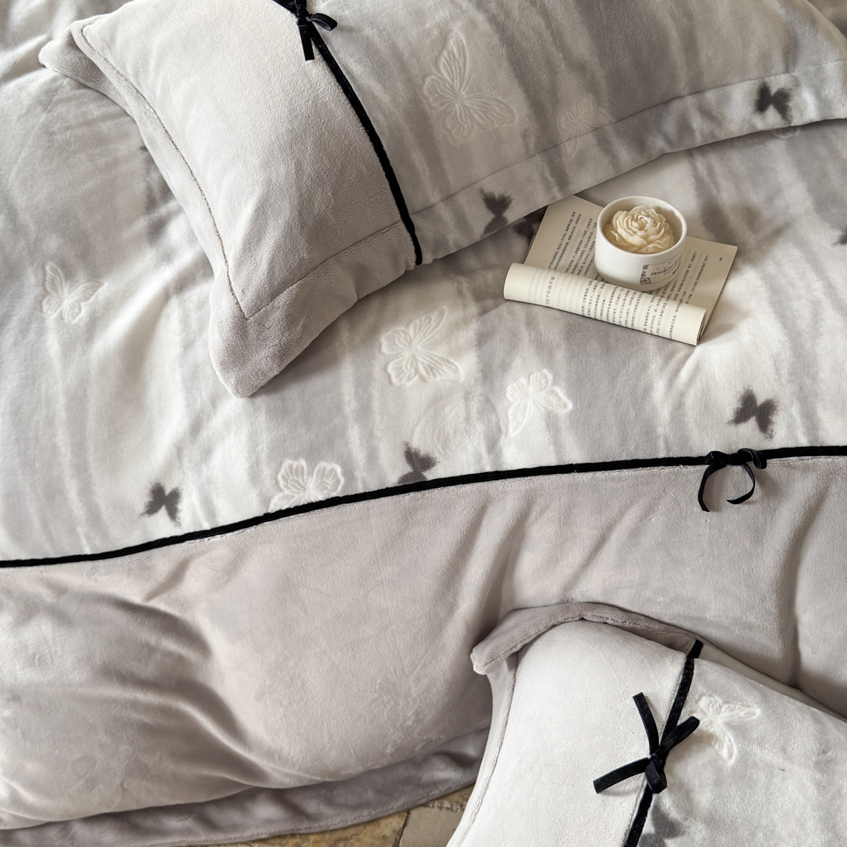 91家纺网 家纺一手货源 找家纺 纯优家纺 2025新款黑色小蝴蝶结雕花牛奶绒四件套-境花蝶梦 境花蝶梦-灰