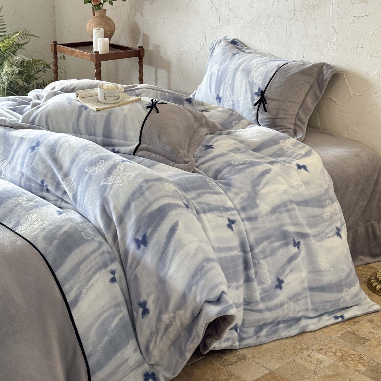 91家纺网 家纺一手货源 找家纺 （总）纯优家纺 2025新款黑色小蝴蝶结雕花牛奶绒四件套-境花蝶梦