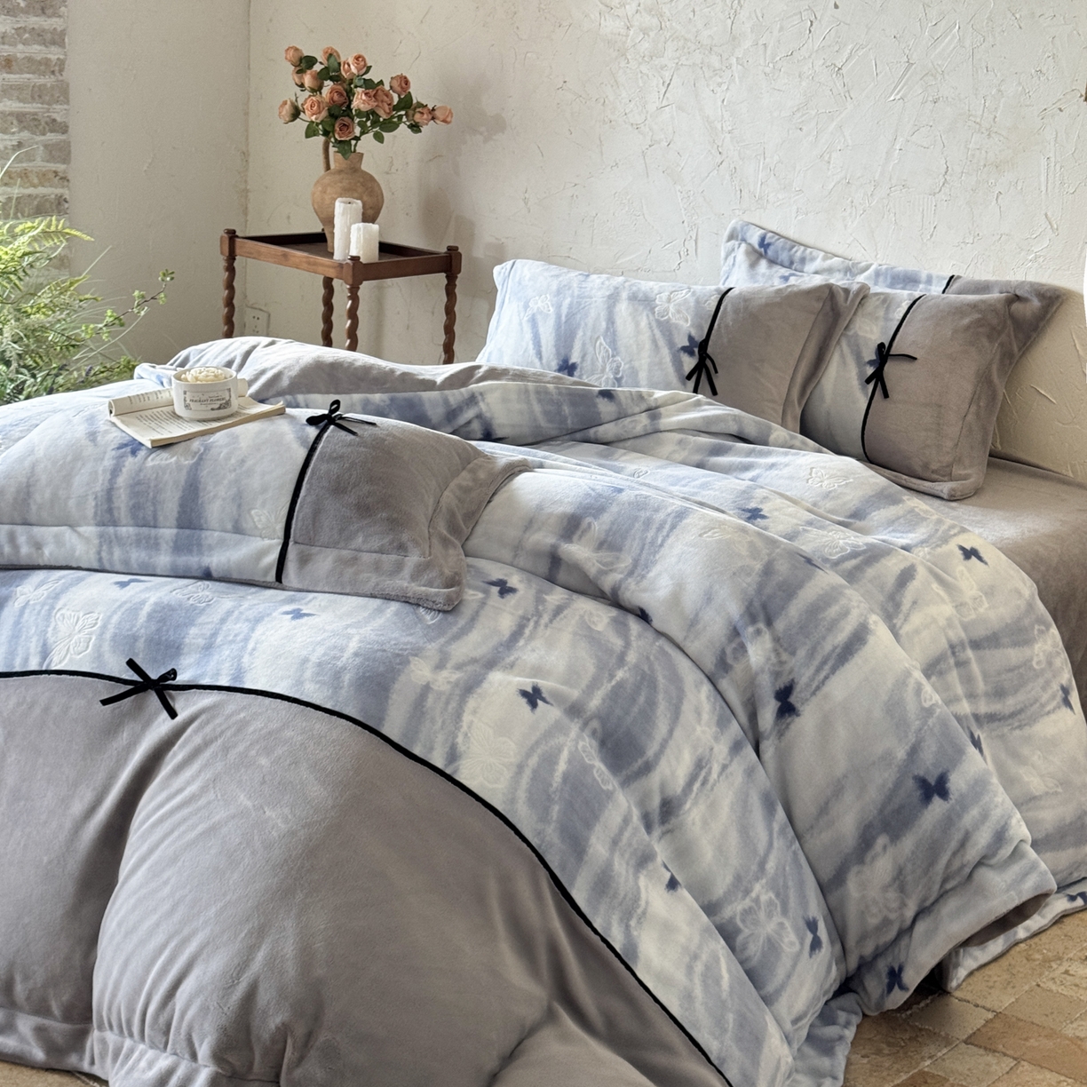 91家纺网 家纺一手货源 找家纺 纯优家纺 2025新款黑色小蝴蝶结雕花牛奶绒四件套-境花蝶梦 境花蝶梦-蓝色