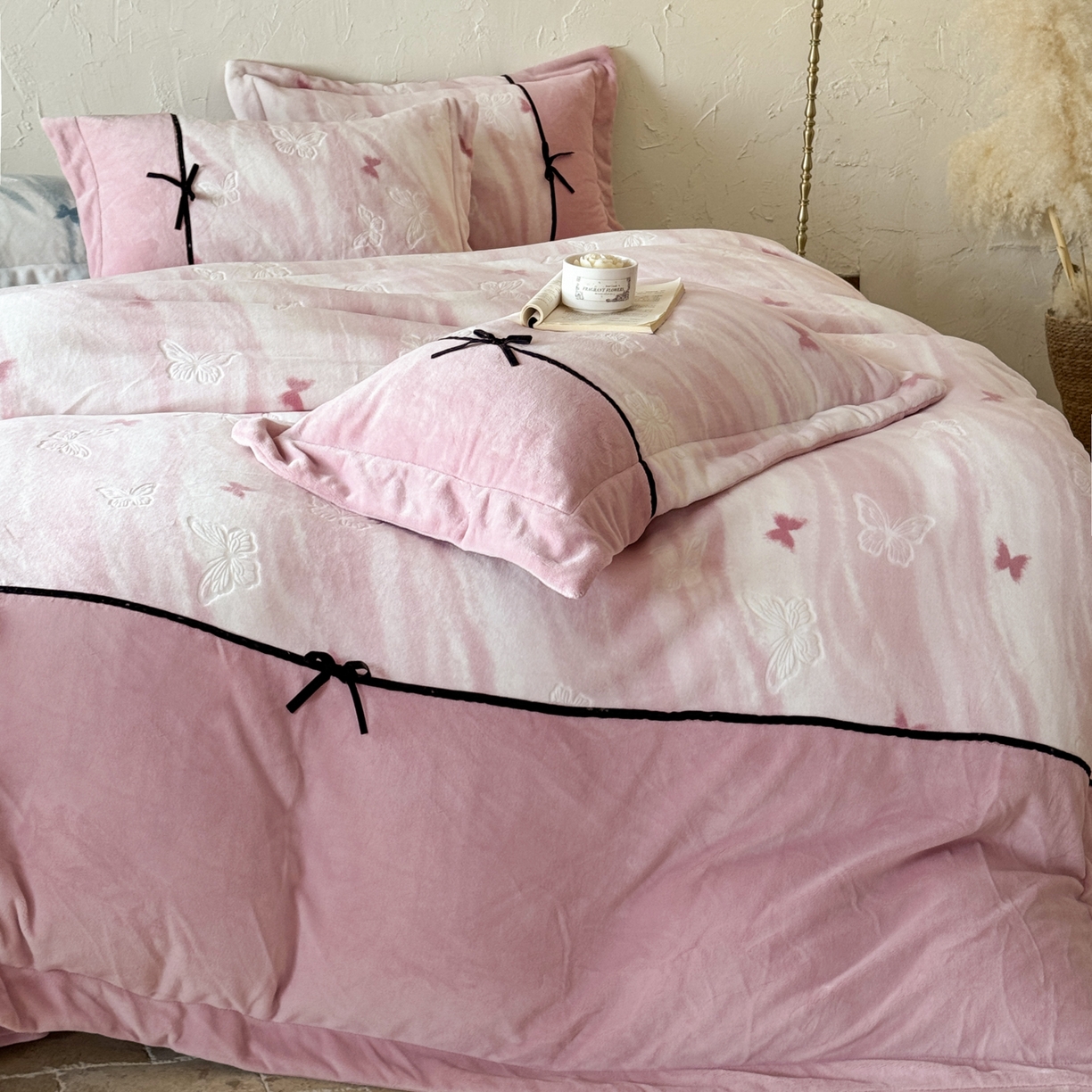 91家纺网 家纺一手货源 找家纺 纯优家纺 2025新款黑色小蝴蝶结雕花牛奶绒四件套-境花蝶梦 境花蝶梦-粉色