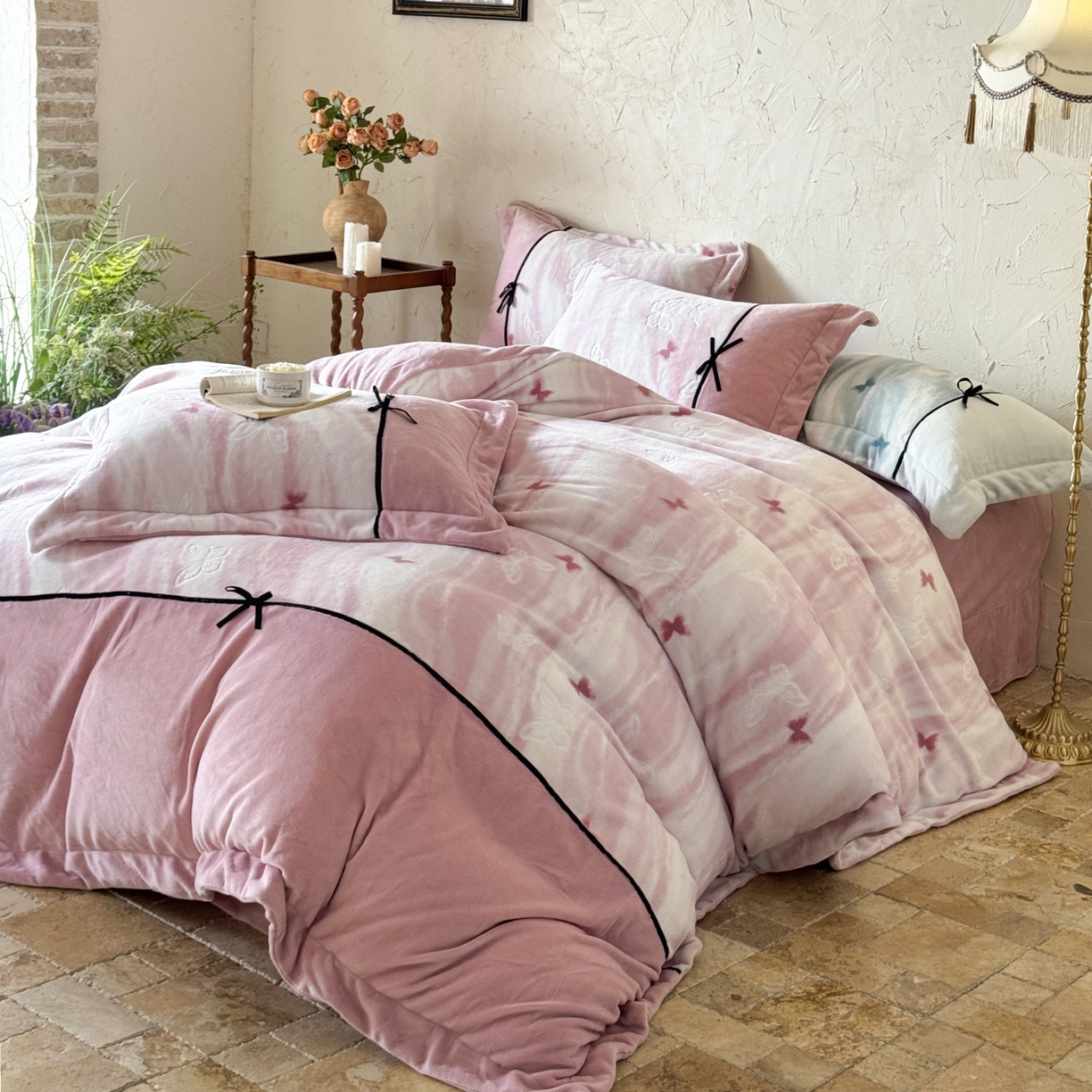 91家纺网 家纺一手货源 找家纺 纯优家纺 2025新款黑色小蝴蝶结雕花牛奶绒四件套-境花蝶梦 境花蝶梦-粉色