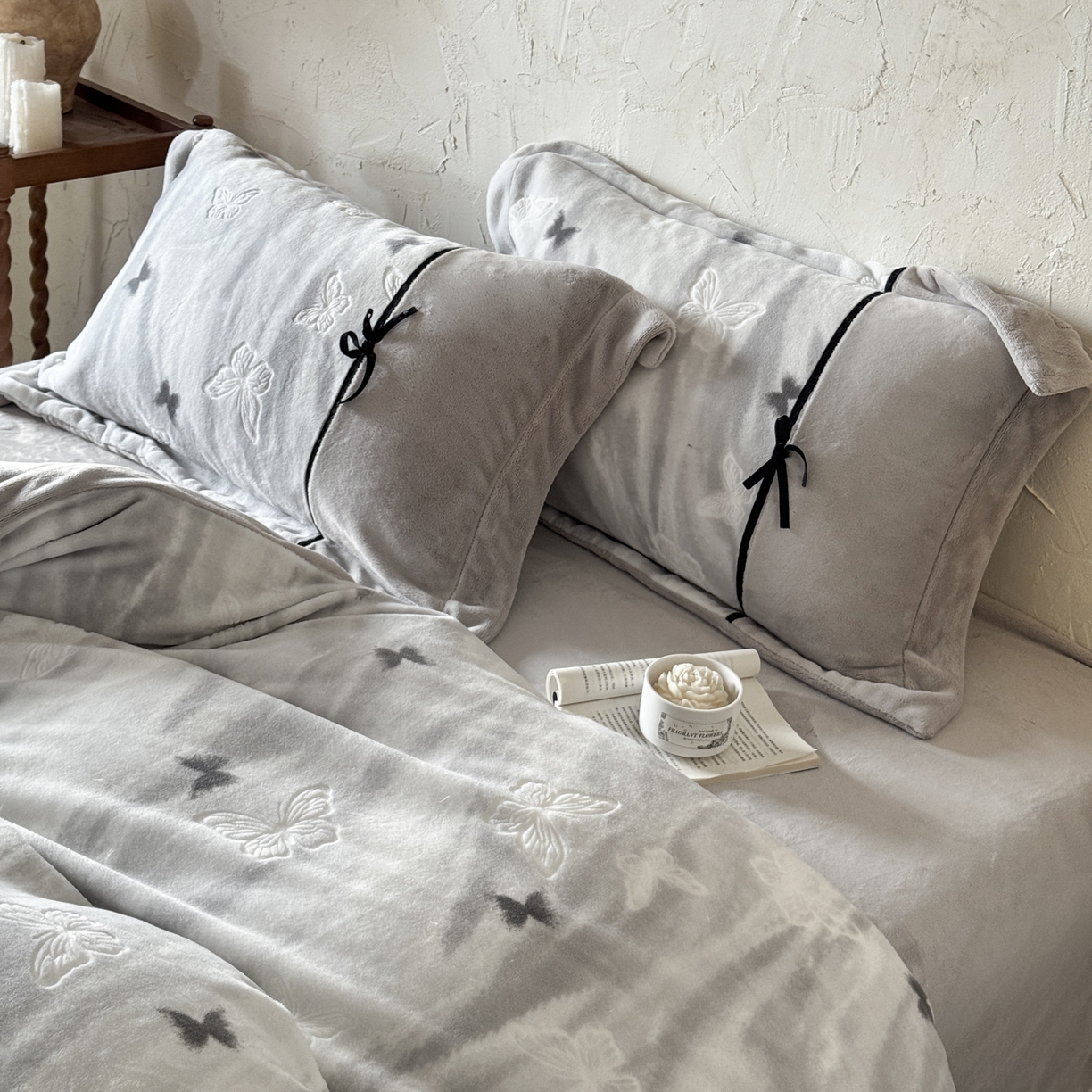 91家纺网 家纺一手货源 找家纺 纯优家纺 2025新款黑色小蝴蝶结雕花牛奶绒四件套-境花蝶梦 境花蝶梦-灰