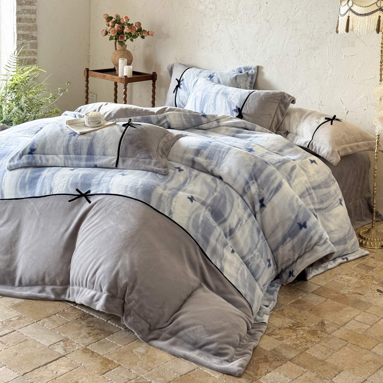 91家纺网 家纺一手货源 找家纺 纯优家纺 2025新款黑色小蝴蝶结雕花牛奶绒四件套-境花蝶梦 境花蝶梦-蓝色