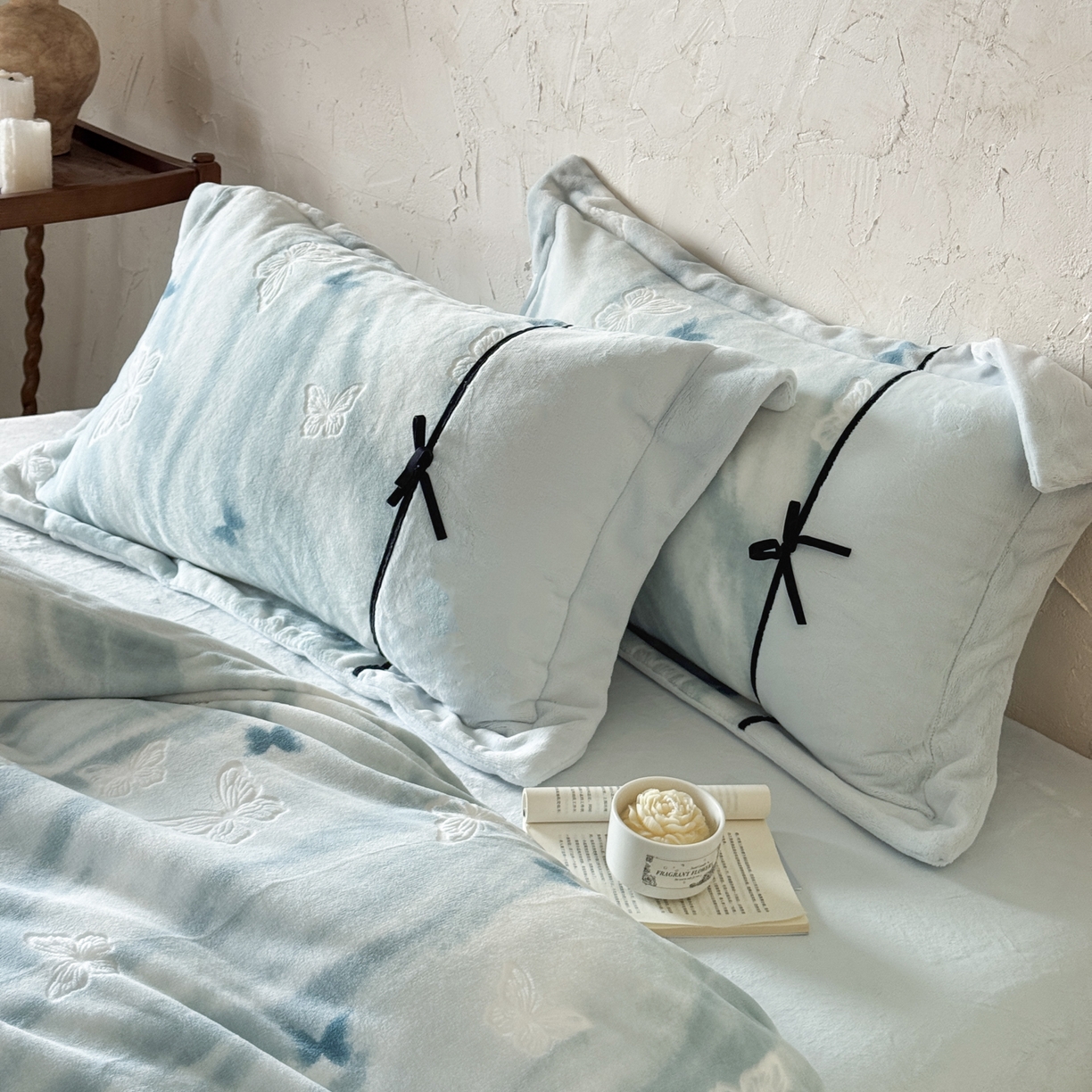 91家纺网 家纺一手货源 找家纺 纯优家纺 2025新款黑色小蝴蝶结雕花牛奶绒四件套-境花蝶梦 境花蝶梦-浅绿