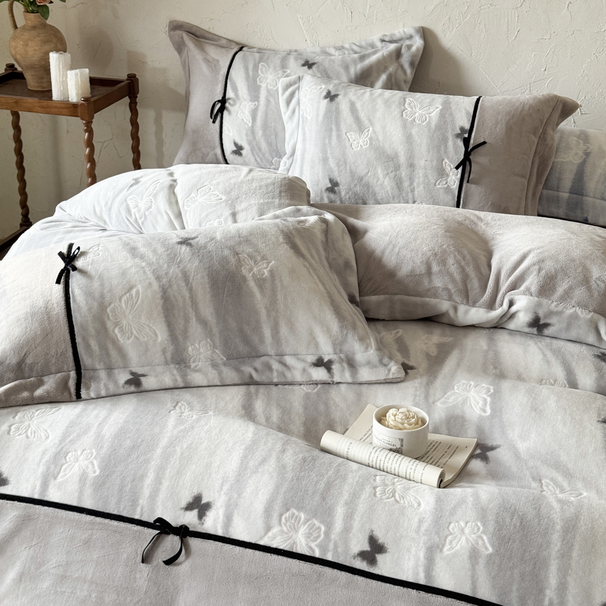 91家纺网 家纺一手货源 找家纺 纯优家纺 2025新款黑色小蝴蝶结雕花牛奶绒四件套-境花蝶梦 境花蝶梦-灰