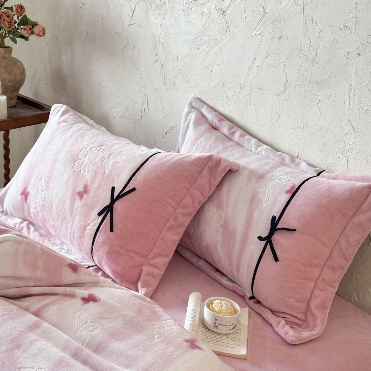 91家纺网 家纺一手货源 找家纺 纯优家纺 2025新款黑色小蝴蝶结雕花牛奶绒四件套-境花蝶梦 境花蝶梦-粉色