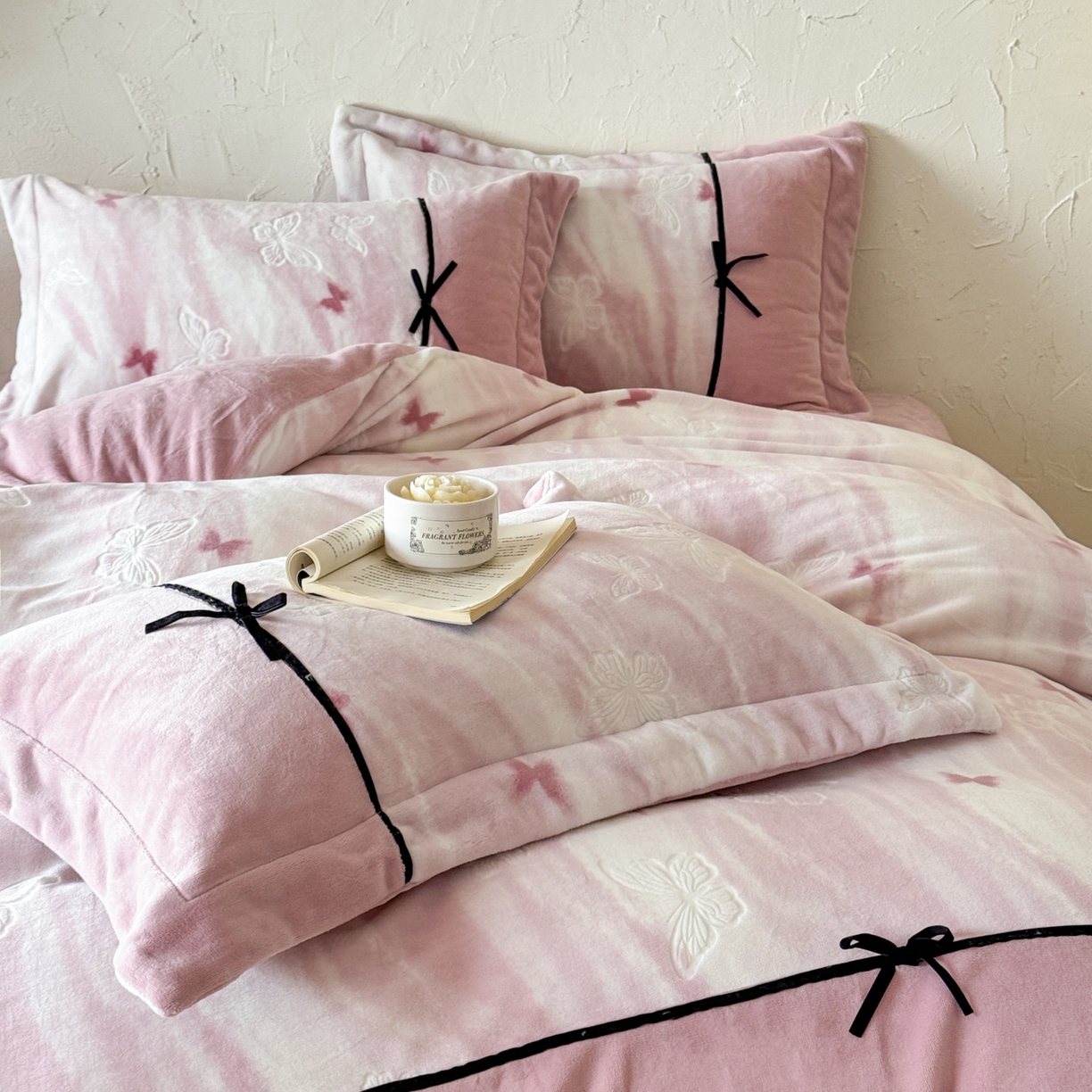 91家纺网 家纺一手货源 找家纺 纯优家纺 2025新款黑色小蝴蝶结雕花牛奶绒四件套-境花蝶梦 境花蝶梦-粉色