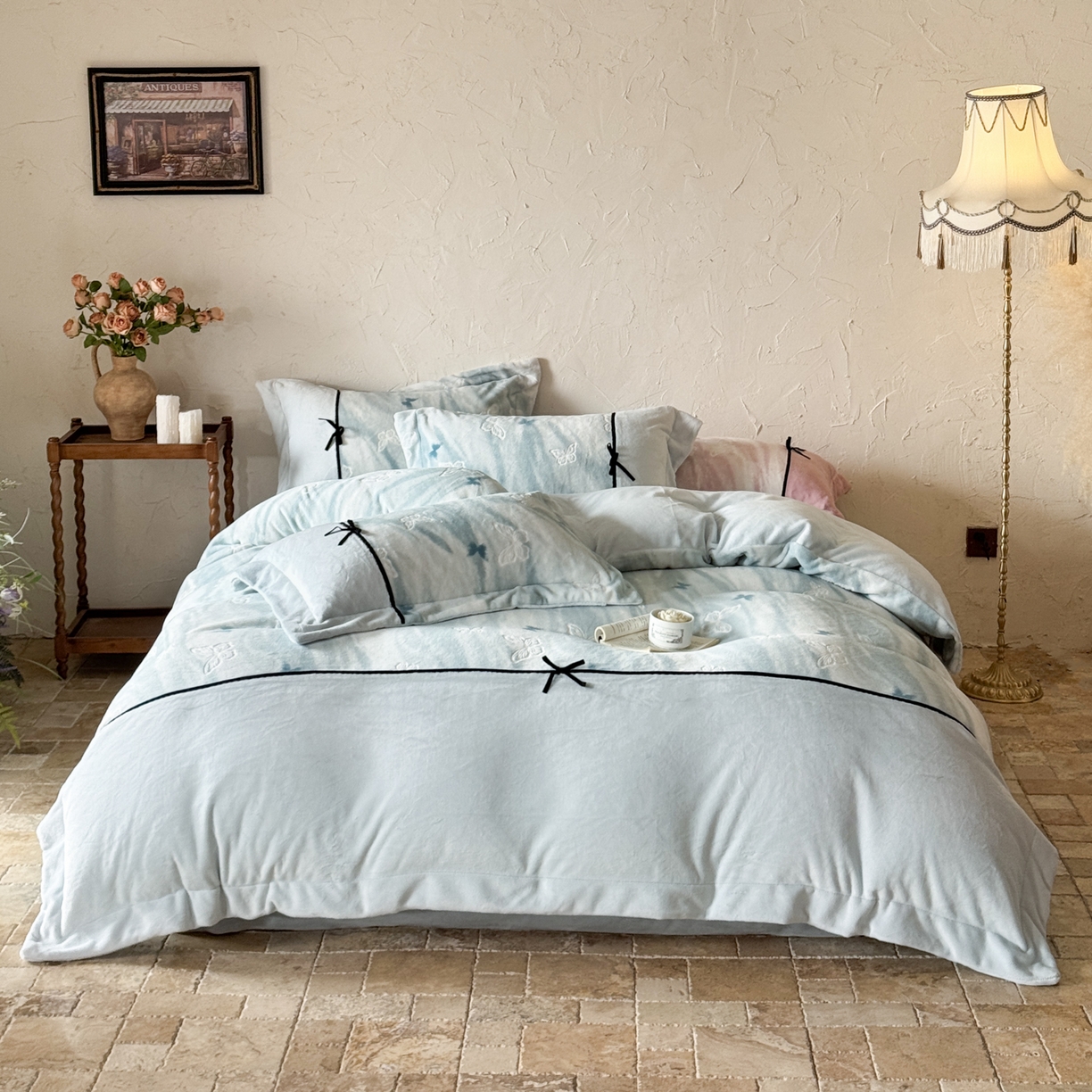 91家纺网 家纺一手货源 找家纺 （总）纯优家纺 2025新款黑色小蝴蝶结雕花牛奶绒四件套-境花蝶梦