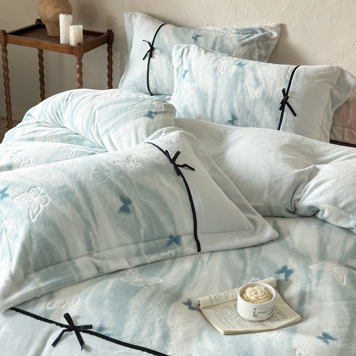 91家纺网 家纺一手货源 找家纺 纯优家纺 2025新款黑色小蝴蝶结雕花牛奶绒四件套-境花蝶梦 境花蝶梦-浅绿