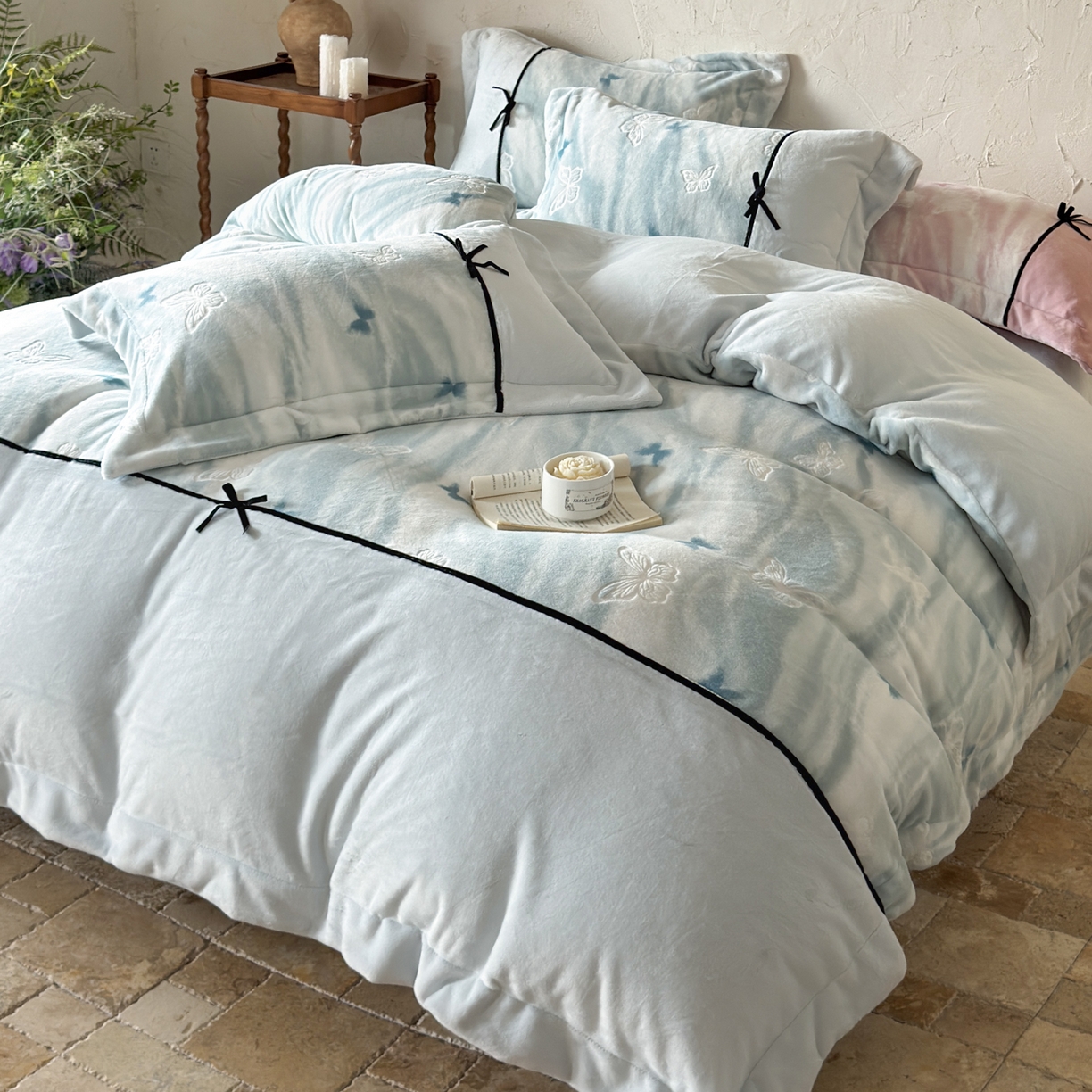 91家纺网 家纺一手货源 找家纺 纯优家纺 2025新款黑色小蝴蝶结雕花牛奶绒四件套-境花蝶梦 境花蝶梦-浅绿