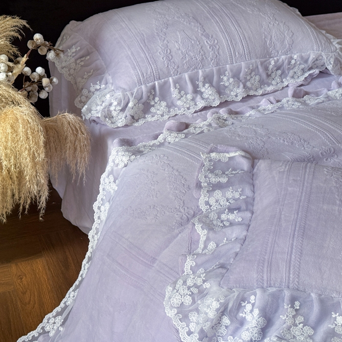 91家纺网 家纺一手货源 找家纺 纯优家纺 2025新款韩系欧根纱刺绣花边牛奶绒烂花四件套-玛德琳 玛德琳-帛紫