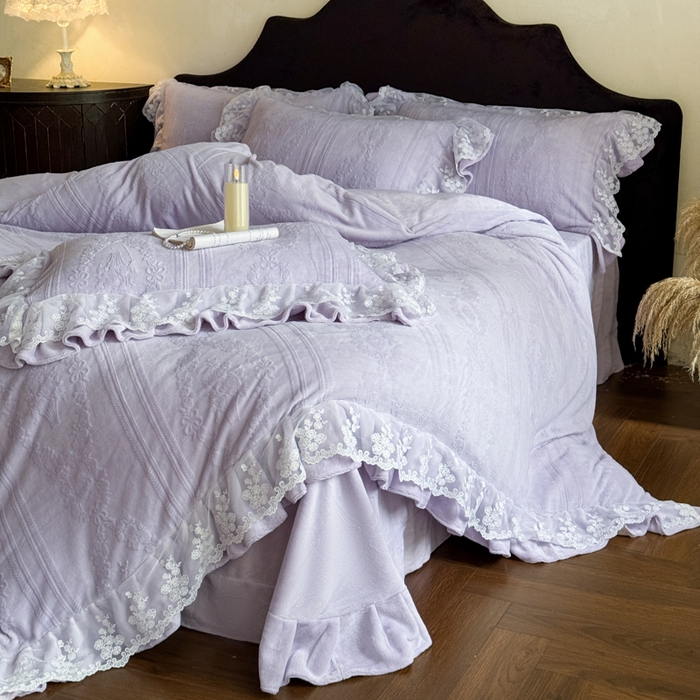 91家纺网 家纺一手货源 找家纺 纯优家纺 2025新款韩系欧根纱刺绣花边牛奶绒烂花四件套-玛德琳 玛德琳-帛紫