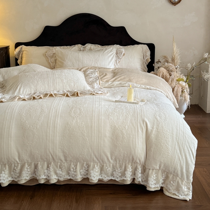 91家纺网 家纺一手货源 找家纺 纯优家纺 2025新款韩系欧根纱刺绣花边牛奶绒烂花四件套-玛德琳 玛德琳-珍珠贝