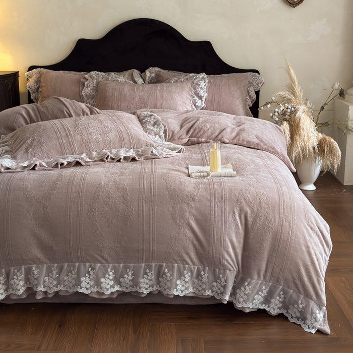 91家纺网 家纺一手货源 找家纺 纯优家纺 2025新款韩系欧根纱刺绣花边牛奶绒烂花四件套-玛德琳 玛德琳-奶芋色