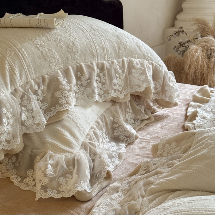 91家纺网 家纺一手货源 找家纺 纯优家纺 2025新款韩系欧根纱刺绣花边牛奶绒烂花四件套-玛德琳 玛德琳-珍珠贝