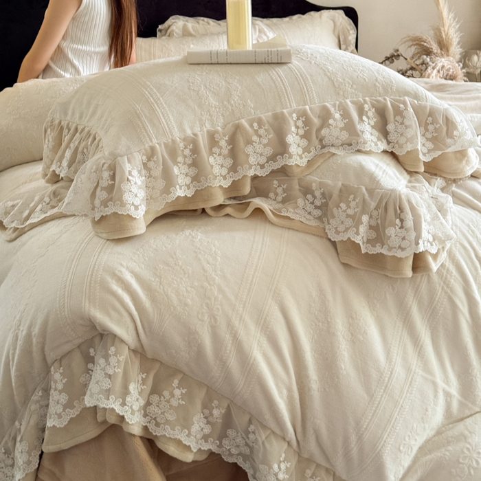 91家纺网 家纺一手货源 找家纺 纯优家纺 2025新款韩系欧根纱刺绣花边牛奶绒烂花四件套-玛德琳 玛德琳-珍珠贝