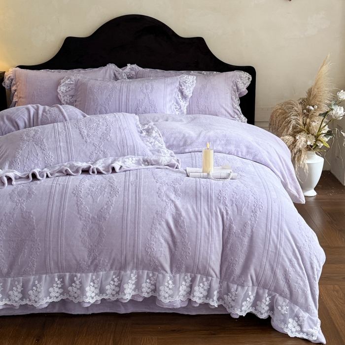 91家纺网 家纺一手货源 找家纺 纯优家纺 2025新款韩系欧根纱刺绣花边牛奶绒烂花四件套-玛德琳 玛德琳-帛紫