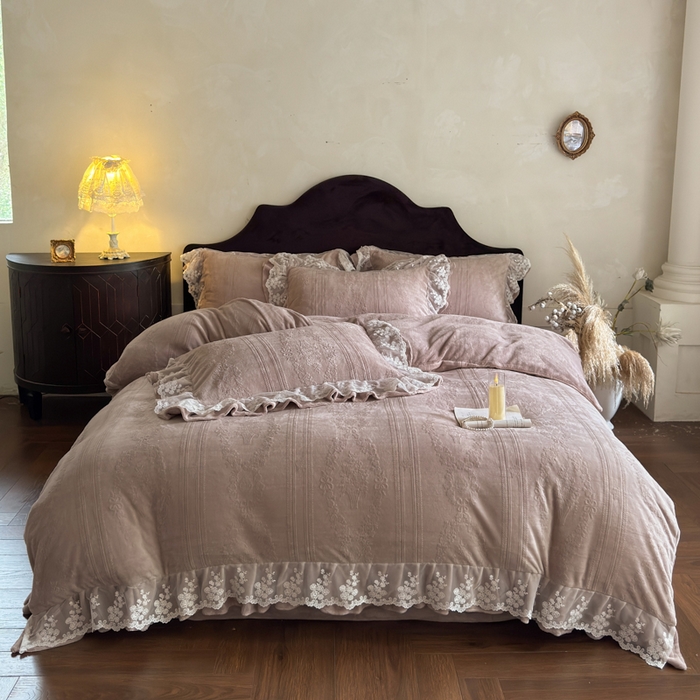 91家纺网 家纺一手货源 找家纺 （总）纯优家纺 2025新款韩系欧根纱刺绣花边牛奶绒烂花四件套-玛德琳