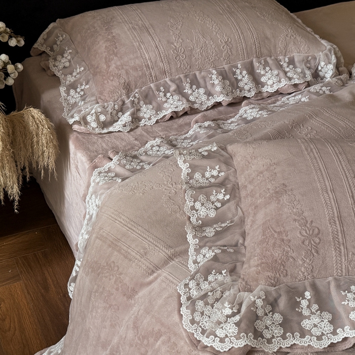 91家纺网 家纺一手货源 找家纺 纯优家纺 2025新款韩系欧根纱刺绣花边牛奶绒烂花四件套-玛德琳 玛德琳-奶芋色