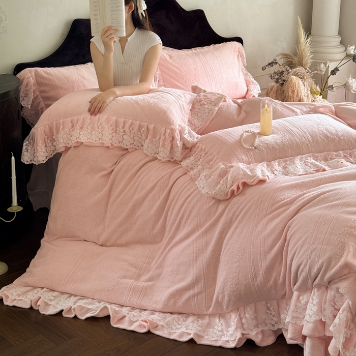 91家纺网 家纺一手货源 找家纺 纯优家纺 2025新款韩系欧根纱刺绣花边牛奶绒烂花四件套-玛德琳 玛德琳-粉色