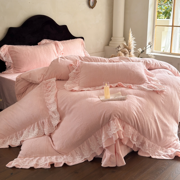 91家纺网 家纺一手货源 找家纺 （总）纯优家纺 2025新款韩系欧根纱刺绣花边牛奶绒烂花四件套-玛德琳