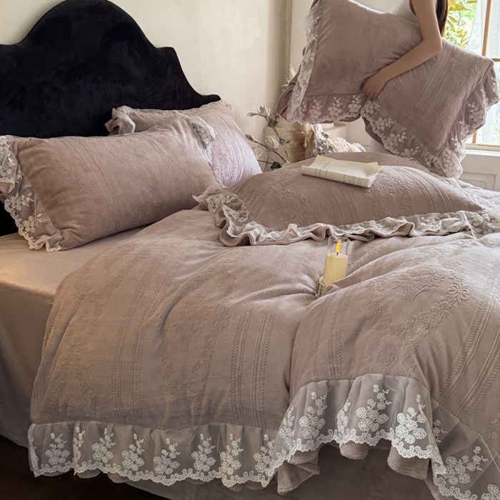 91家纺网 家纺一手货源 找家纺 纯优家纺 2025新款韩系欧根纱刺绣花边牛奶绒烂花四件套-玛德琳 玛德琳-奶芋色