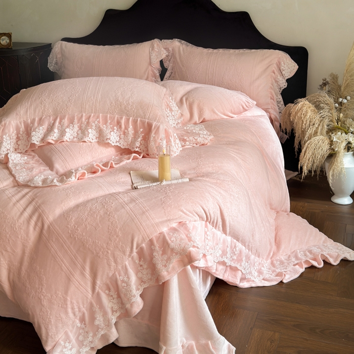 91家纺网 家纺一手货源 找家纺 纯优家纺 2025新款韩系欧根纱刺绣花边牛奶绒烂花四件套-玛德琳 玛德琳-粉色