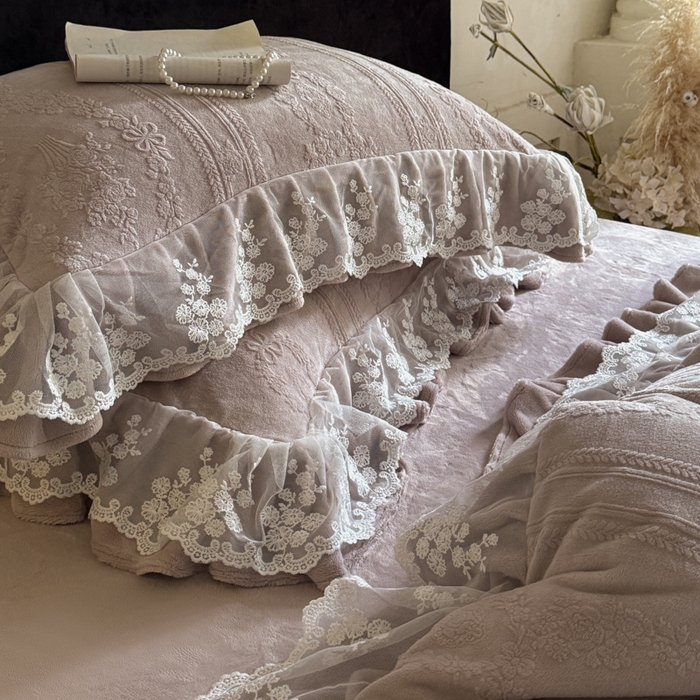 91家纺网 家纺一手货源 找家纺 纯优家纺 2025新款韩系欧根纱刺绣花边牛奶绒烂花四件套-玛德琳 玛德琳-奶芋色