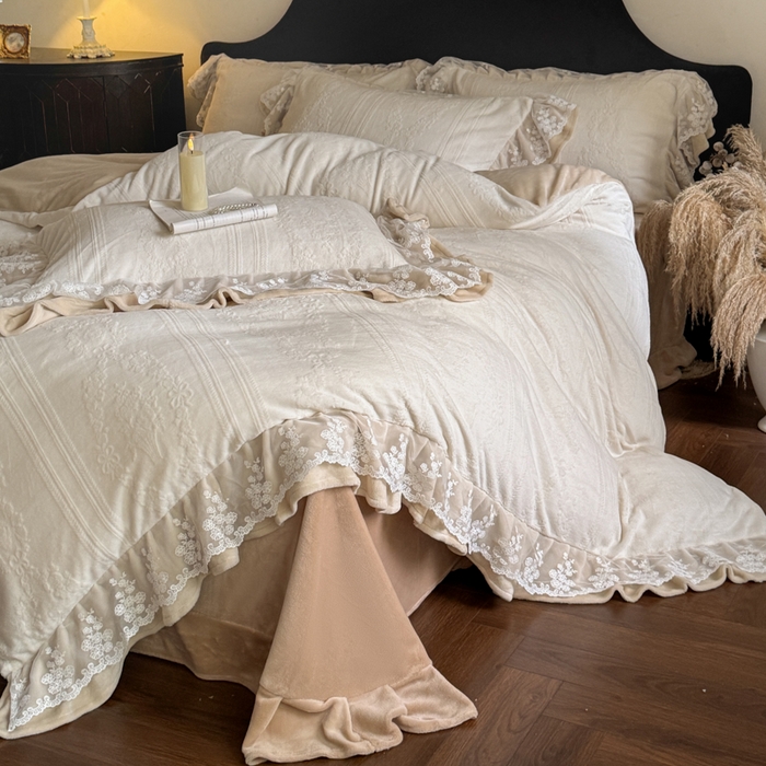 91家纺网 家纺一手货源 找家纺 纯优家纺 2025新款韩系欧根纱刺绣花边牛奶绒烂花四件套-玛德琳 玛德琳-珍珠贝