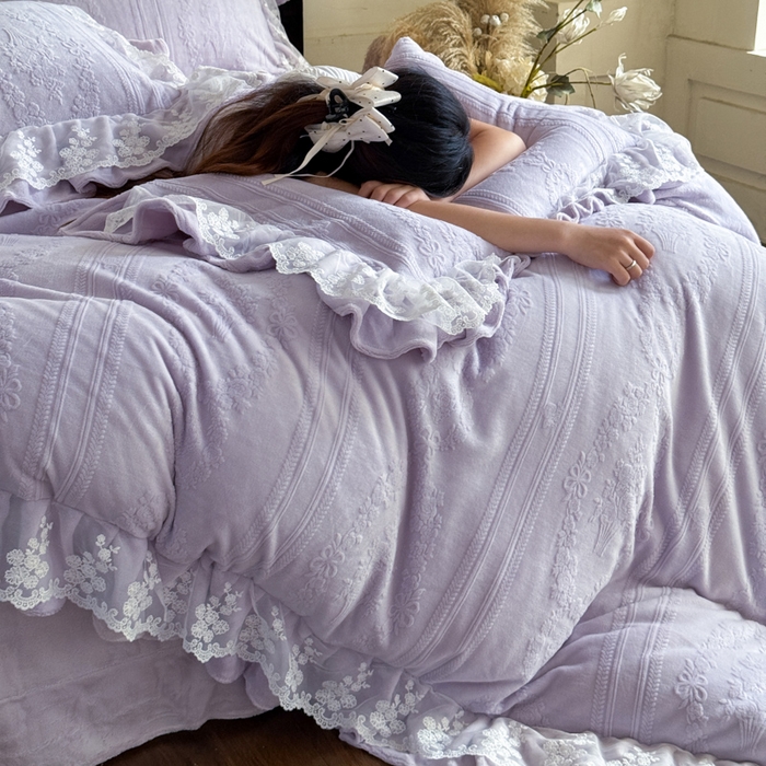 91家纺网 家纺一手货源 找家纺 纯优家纺 2025新款韩系欧根纱刺绣花边牛奶绒烂花四件套-玛德琳 玛德琳-帛紫