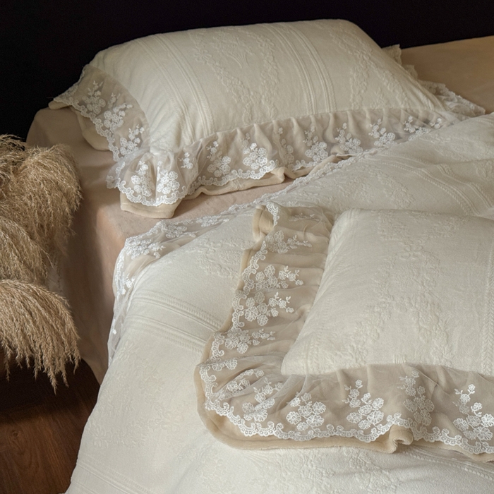 91家纺网 家纺一手货源 找家纺 纯优家纺 2025新款韩系欧根纱刺绣花边牛奶绒烂花四件套-玛德琳 玛德琳-珍珠贝