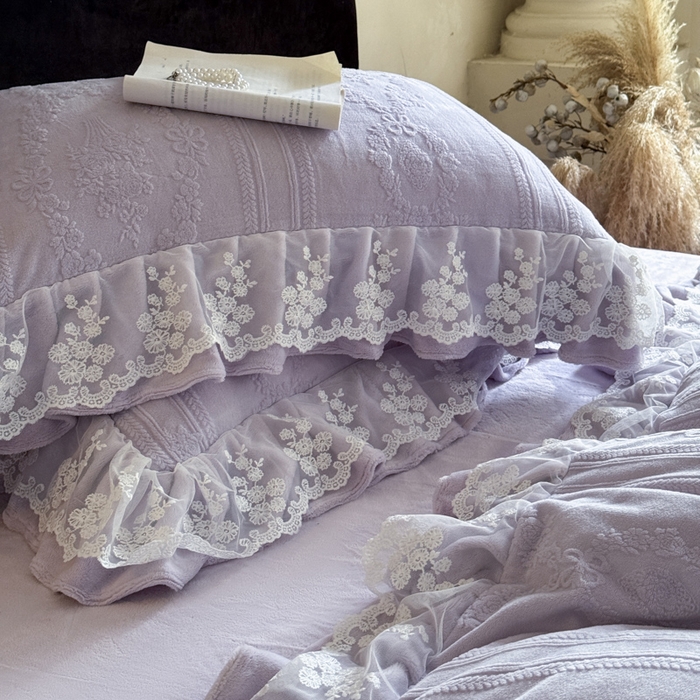 91家纺网 家纺一手货源 找家纺 纯优家纺 2025新款韩系欧根纱刺绣花边牛奶绒烂花四件套-玛德琳 玛德琳-帛紫