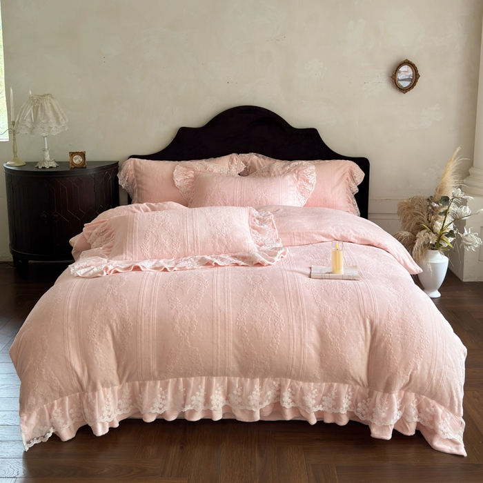 91家纺网 家纺一手货源 找家纺 纯优家纺 2025新款韩系欧根纱刺绣花边牛奶绒烂花四件套-玛德琳 玛德琳-粉色