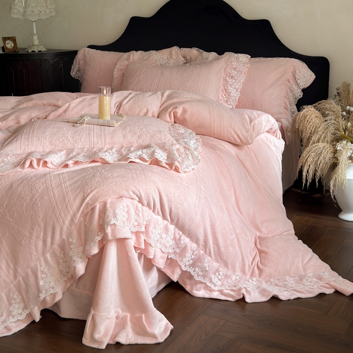 91家纺网 家纺一手货源 找家纺 纯优家纺 2025新款韩系欧根纱刺绣花边牛奶绒烂花四件套-玛德琳 玛德琳-粉色