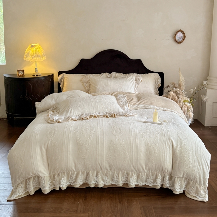 91家纺网 家纺一手货源 找家纺 纯优家纺 2025新款韩系欧根纱刺绣花边牛奶绒烂花四件套-玛德琳 玛德琳-珍珠贝