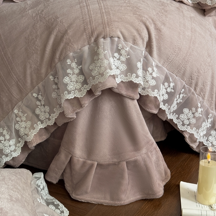 91家纺网 家纺一手货源 找家纺 纯优家纺 2025新款韩系欧根纱刺绣花边牛奶绒烂花四件套-玛德琳 玛德琳-奶芋色