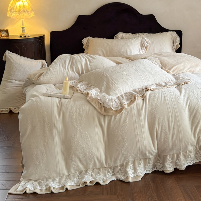 91家纺网 家纺一手货源 找家纺 纯优家纺 2025新款韩系欧根纱刺绣花边牛奶绒烂花四件套-玛德琳 玛德琳-珍珠贝