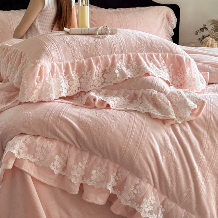 91家纺网 家纺一手货源 找家纺 纯优家纺 2025新款韩系欧根纱刺绣花边牛奶绒烂花四件套-玛德琳 玛德琳-粉色